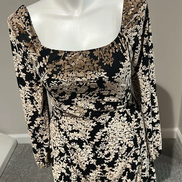 Vici Collection black dress‎ with velvet beige flowers size L side slit NWT - Picture 2 of 5